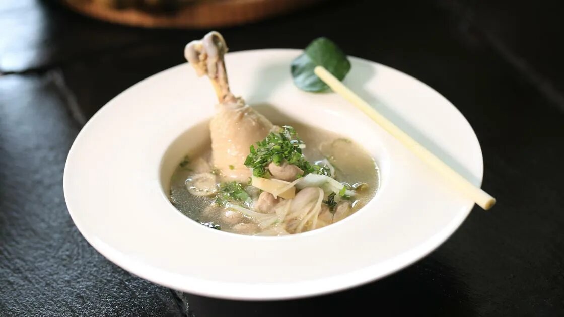 Куриный суп от шеф поваров. Суп с куриными ножками. суп из куриных ножек. бульон из куриных ножек. суп консоме.