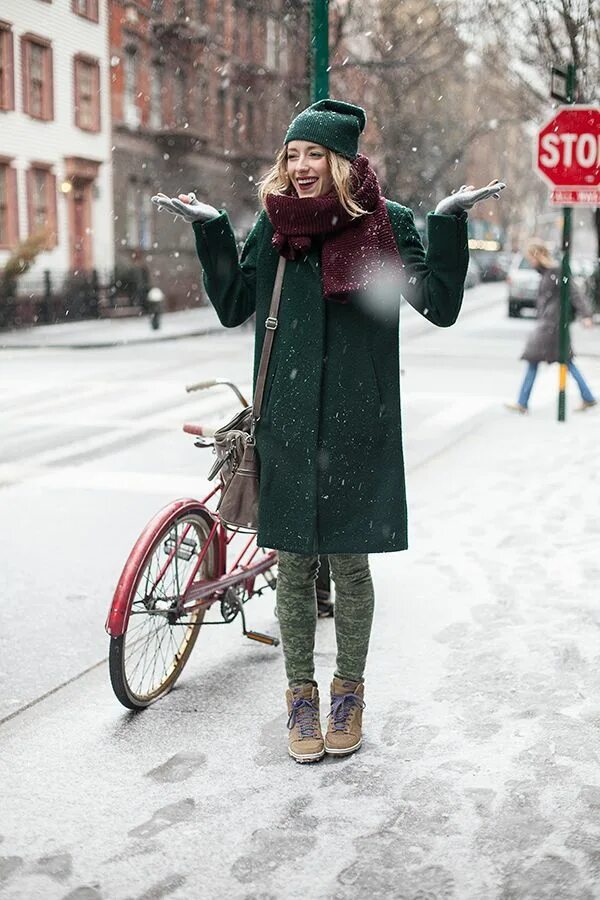 Шапка к зеленому пальто. Модники зимой. Модницы зима. Модницы зимой 2010.