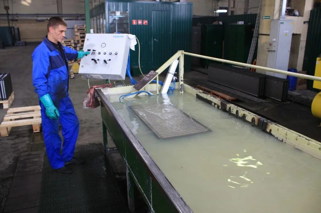 Мойка и дезинфекция молочного оборудования. Шкаф вытяжной совлаб 1500 швкп. Резервуар iso для химических реагентов. Приспособление для разлива кислоты акб. Химическая промышленность.