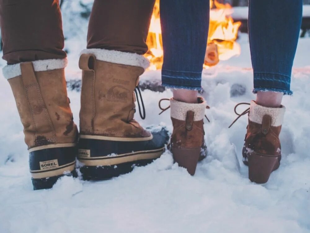 Когда одевать зимнюю обувь. Sorel men&#039;s caribou storm cold weather boots. зимние ботинки скандинавия sorel. зимняя обувь на снегу. зимние ботинки на ноге.