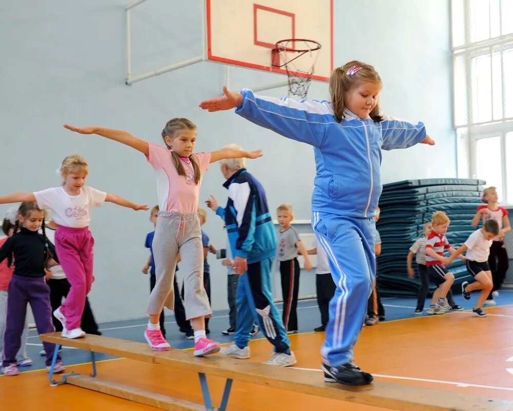 Физкультурно спортивное воспитание. Школьники на физкультуре. Урок физической культуры. Занятия физкультурой в школе. Урок физкультуры в школе.