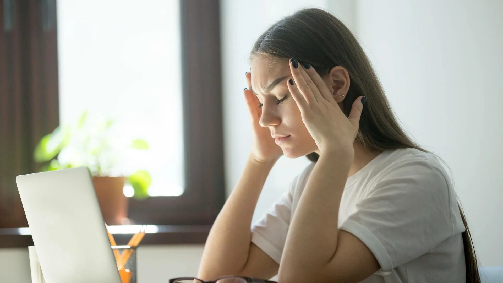 Ухудшилось зрение причины. Ухудшение зрения. проблемы со зрением. девушка в стрессе. стресс за компьютером.
