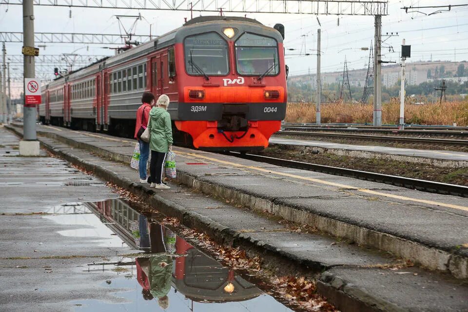 Станции электричек Волгограда Красноармейский. Пригородный поезд. Электричка Волгоград. Поезд электричка. Электричка волгоград тракторная пассажирская