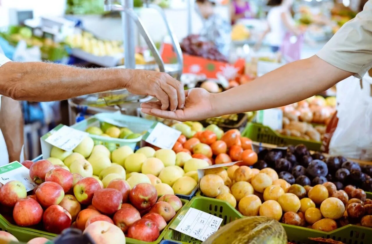 Магазин овощи фрукты. Покупатели на базаре. Продавец фруктов на рынке. Продавец и покупатель на рынке.
