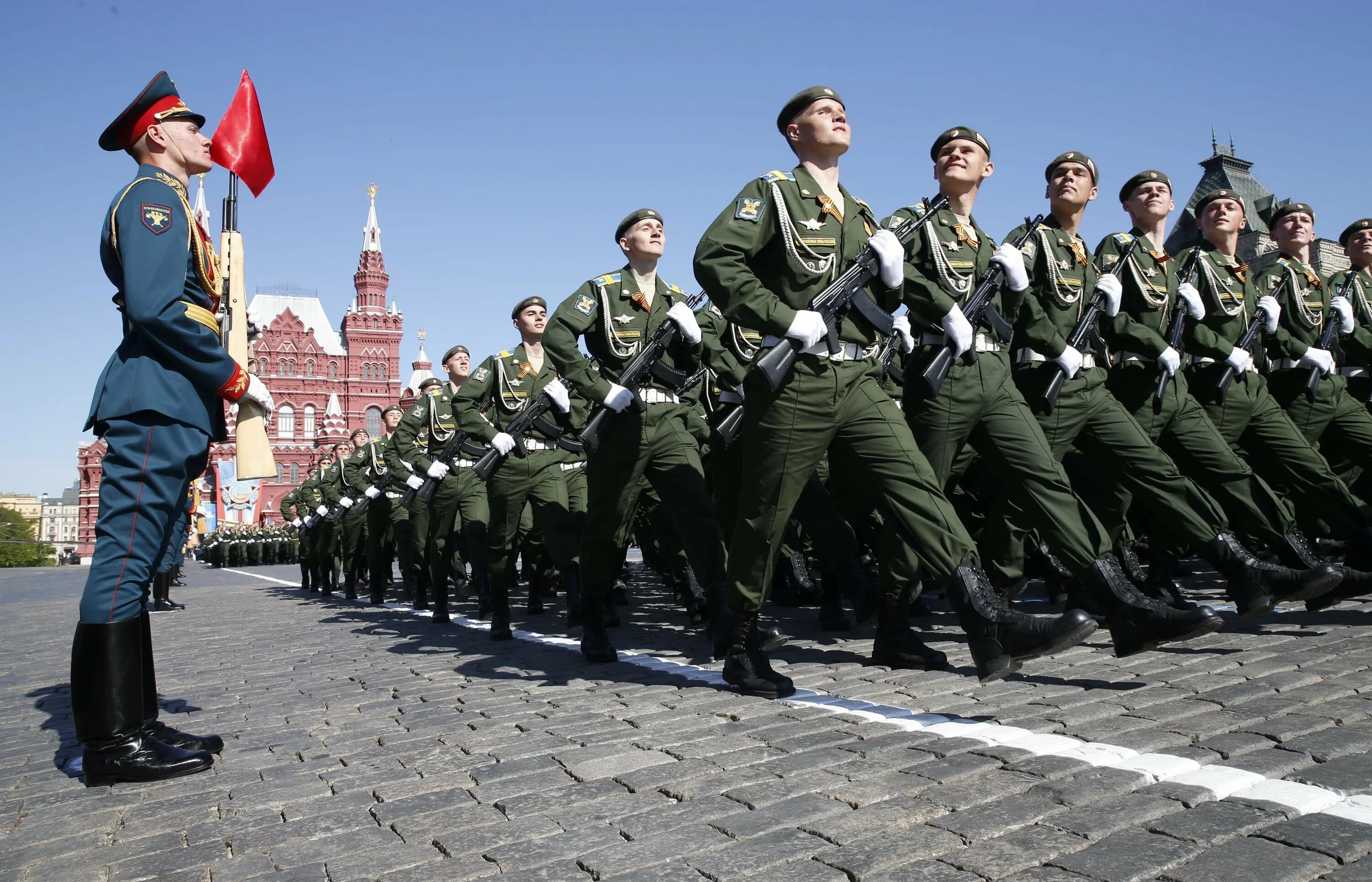 Солдаты на параде. Солдат Российской армии. Российская армия парад. Армия вс РФ.