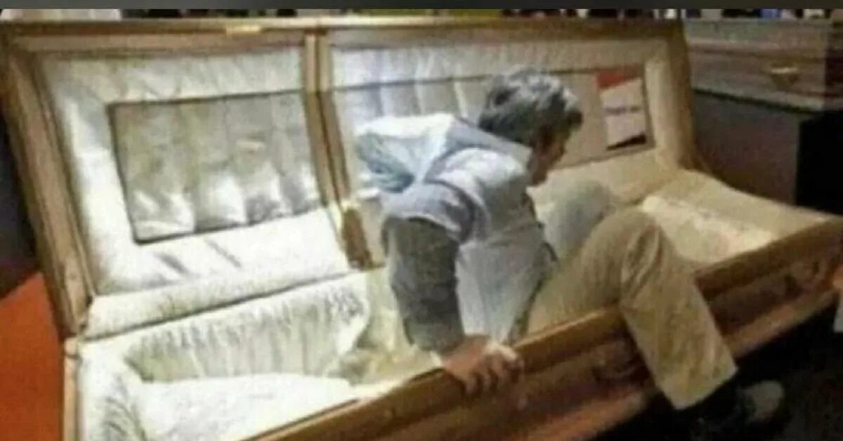 Человек встает из гроба. Человек встает из гроба. Человек встает из гроба. Человек вылазит из гроба. Человек встает из гроба.