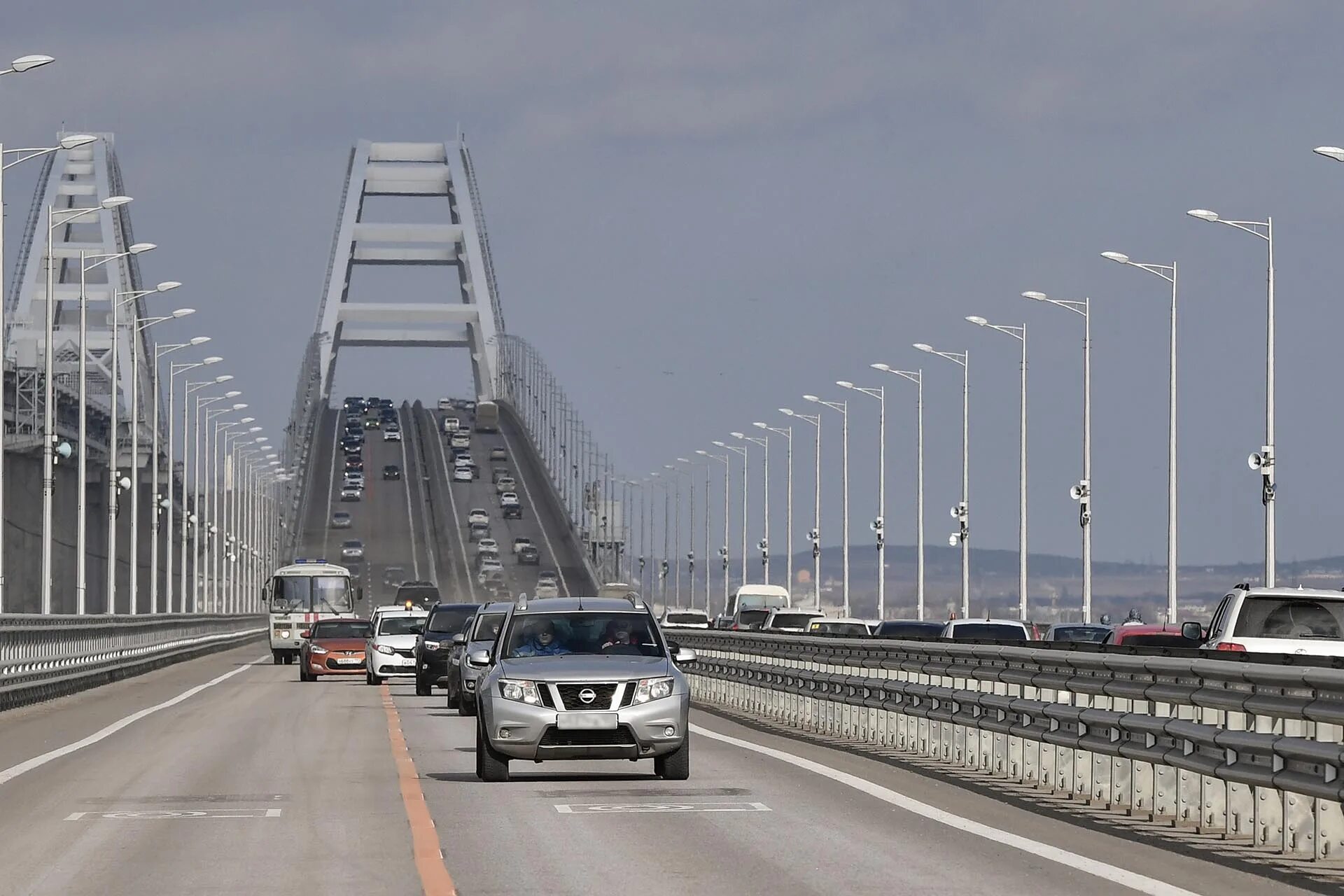 Открыт проезд по мосту. Мост через керченский пролив. пробки на крымском мосту 2025. крымский мост машины. крымский мост сейчас проезд.