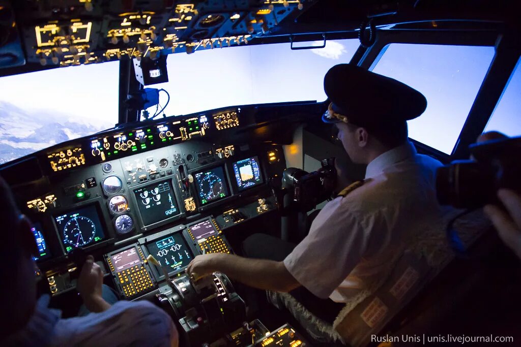 Самолет в реальной жизни. Симулятор самолета Боинг 737. Авиа пилот симулятор Боинг 747. Кабина пилота Боинг 737. Кабина f14b DCS второго пилота.