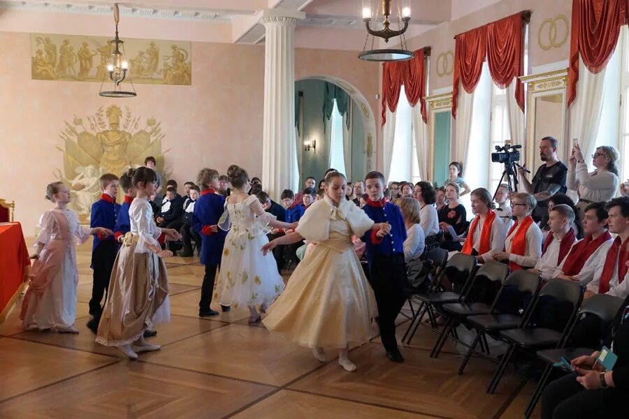 Вечера в музыкальных школах. Царскосельский лицей танцы Пушкин. Танцы лицеистов в Царскосельском лицее. Царскосельский лицей танцы. Бал в Царскосельском лицее.