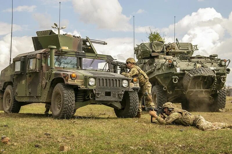 Бтр страйкер. Бмп м2а3 «bradley. Американский бронеавтомобиль. Бтр сша страйкер. Колонна американской техники.