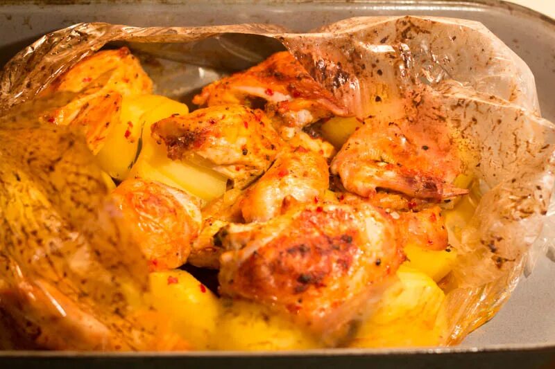 Сколько по времени запекать картошку в рукаве. Курица с картошкой в духовке в рукаве. курица с картошкой в рукаве для запекания в духовке. картофель с курицей в рукаве. курица с картошкой в духовке в пакете.