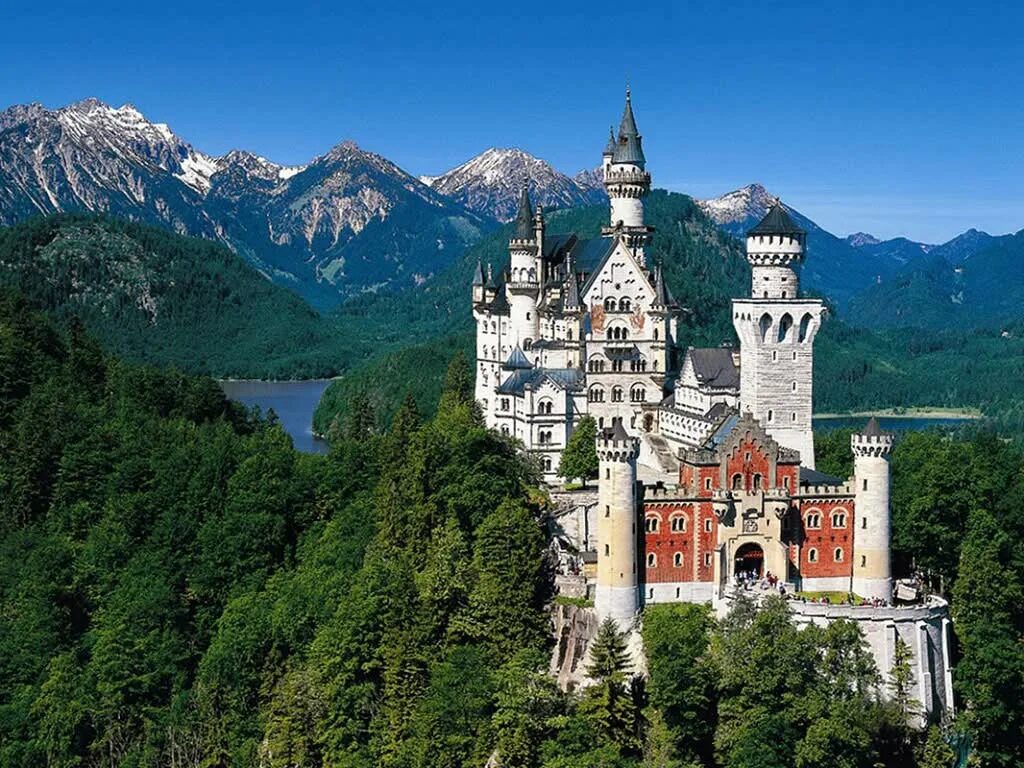Какие достопримечательности есть в германии. Нойшванштайн Бавария. Замок Людвига 2 Нойшванштайн. Замок Нойшванштайн, Фюссен. Достопримечательности Германии Нойшванштайн.