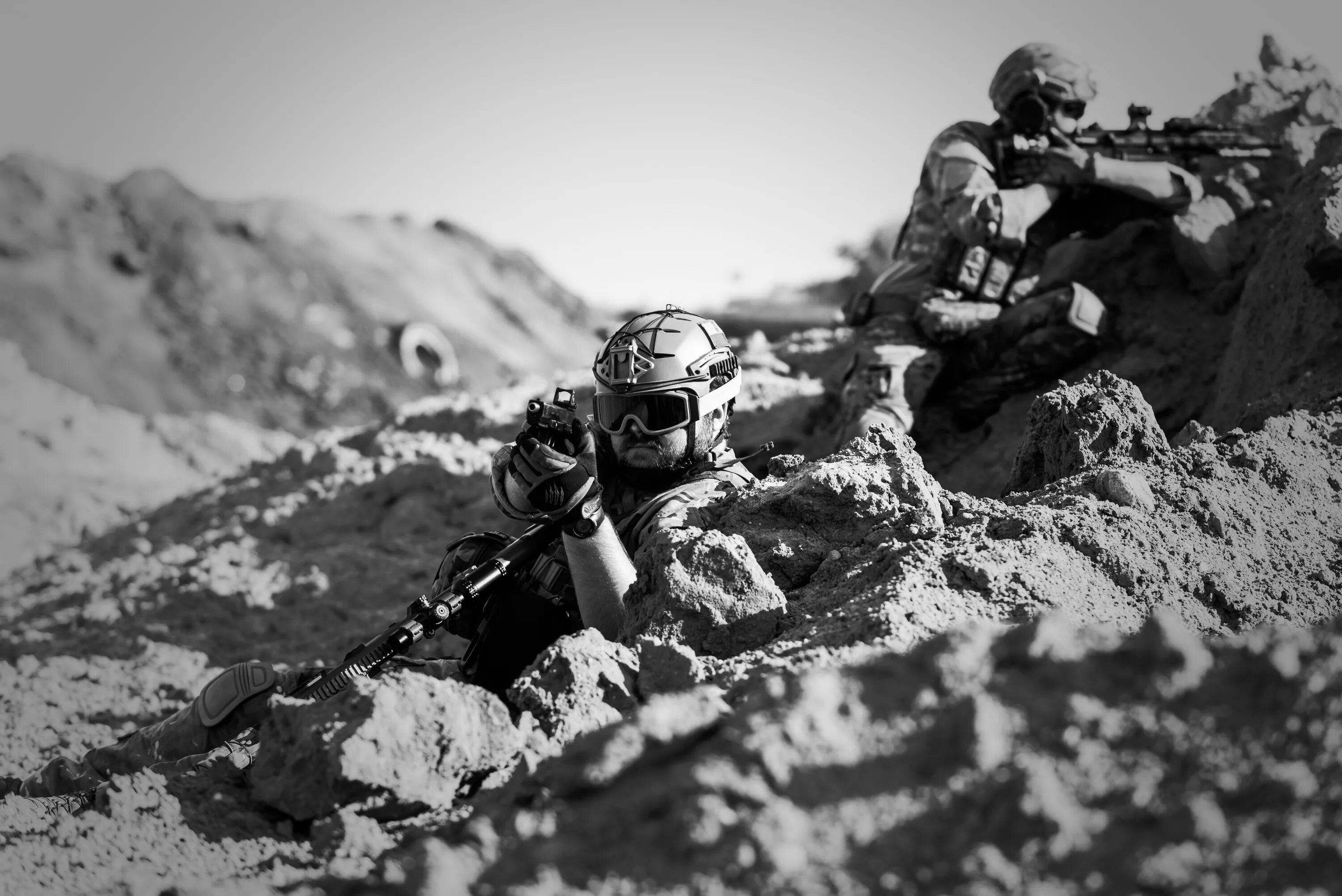 Домен войны. Военные в пустыне. Войны в пустыне черно белый. Солдат с экшен камерой.