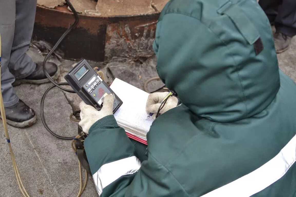 Отбор проб выбросов. Отбор проб воздуха на загрязненность. газоанализаторы для отбора проб воздуха. отбор проб промышленных выбросов. отбор проб промышленных выбросов в атмосферу.
