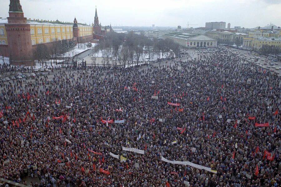 Митинг на Манежной площади 1991. Митинг Москва 1991 Манежная. Манежная площадь 1991 митинг площадь Москва. Манежная площадь 1993 митинг. Россия после митингов