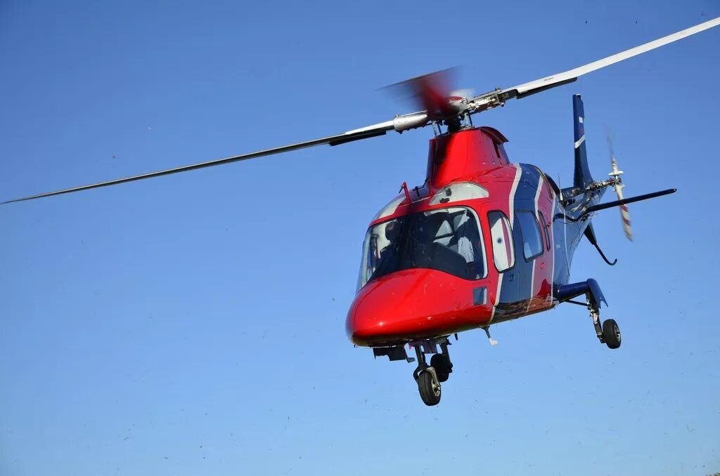 Ec130 helicopter. Черный вертолет с красной полосой. Вертолет красно белый в полоску. Черный вертолет с красной полосой. Вертолет ми-8амтш-ва.