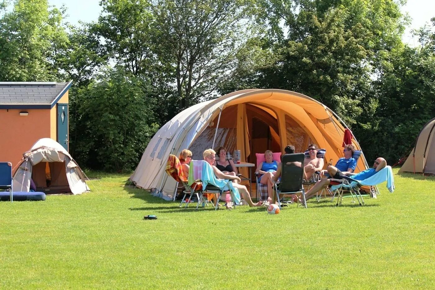 Www camping. "Camp.2050" кемпинг. Мартьянково кемпинг. Место для кемпинга. Палаточный лагерь.