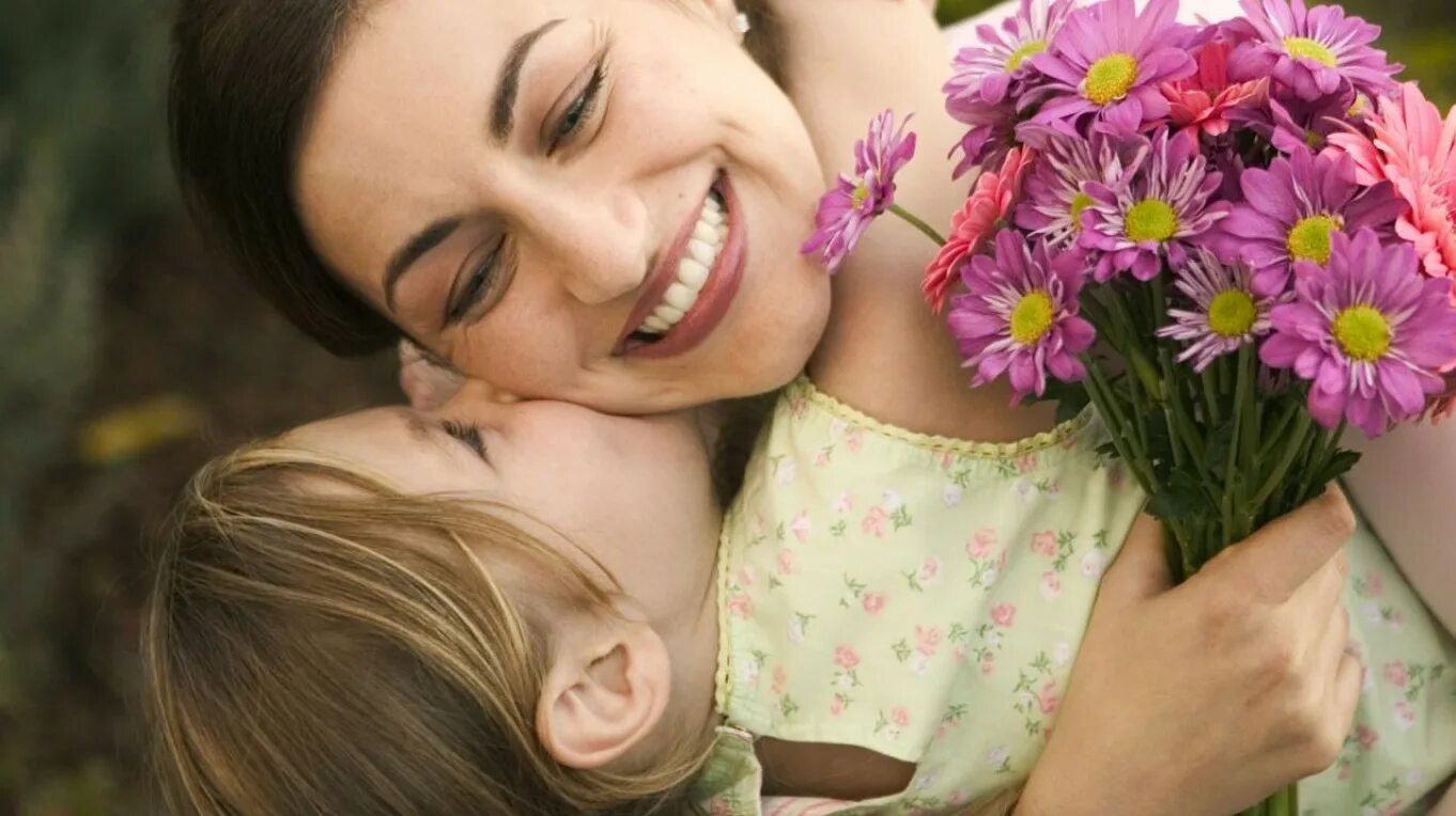 Мама добра и заботлива. День матери. С днем мамы. Улыбка мамы. Цветы для мамы.