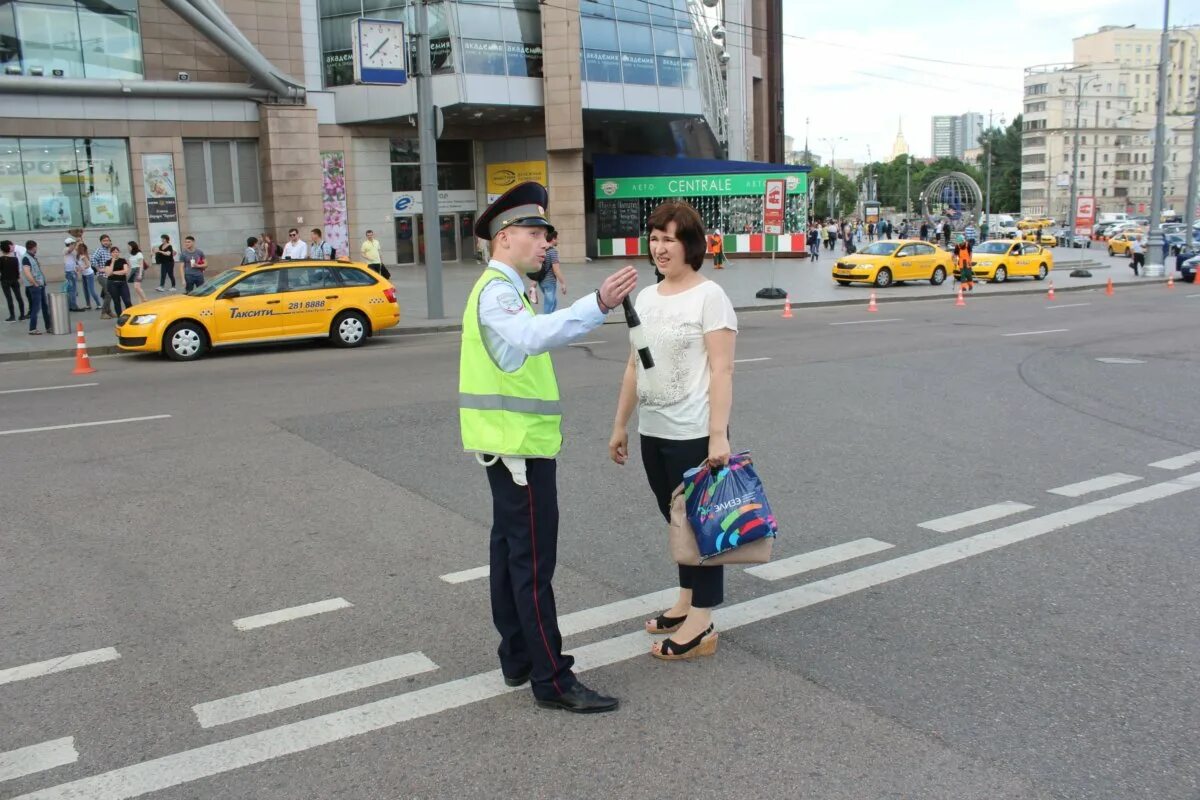 Пешеход на проезжей части. Наруение прравил дорожногтодвижения. Машина на пешеходном переходе. Несоблюдение пдд. Нарушители дорожного движения.
