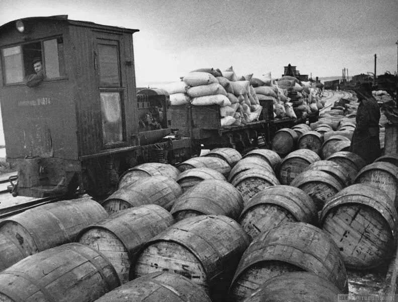 военный эшелон румынии. с 1 эшелонами продовольствия в город завезли. прорыв блокады ленинграда железная дорога. с 1 эшелонами продовольствия в город завезли. первая мировая война эшелоны.