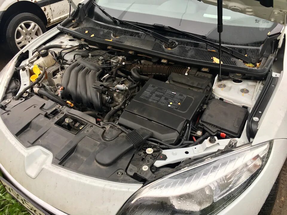 Renault megane 2008 под капотом. 6 под капотом. Renault megane 3 под капотом. Renault fluence подкапотка. 6 под капотом.