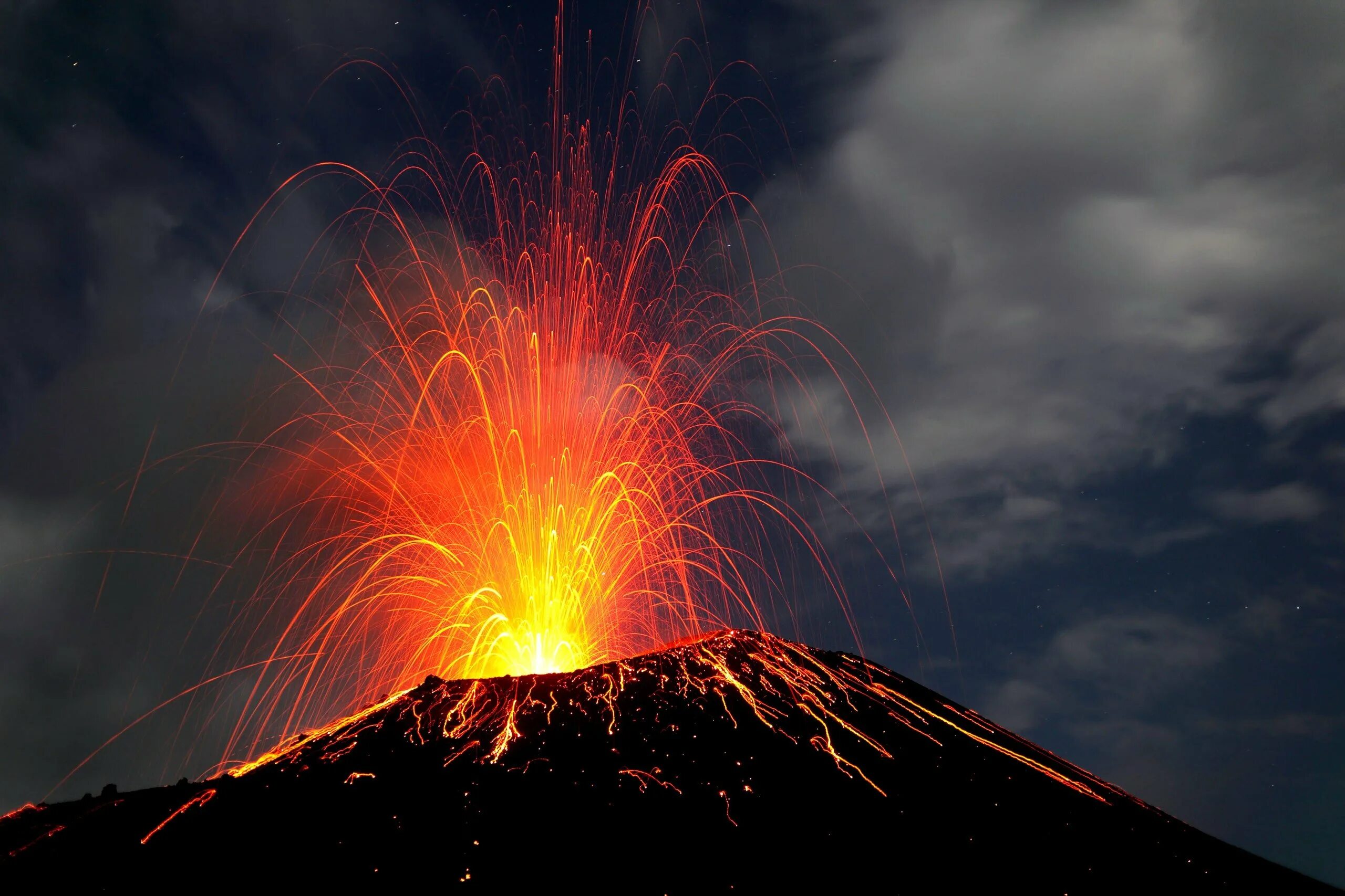Известные вулканы на земле. Япония вулкан Фудзияма извержение. Вулканы Этна, Фудзияма. Вулкан Кракатау лава. Вулкан Фудзияма извержение 2018.
