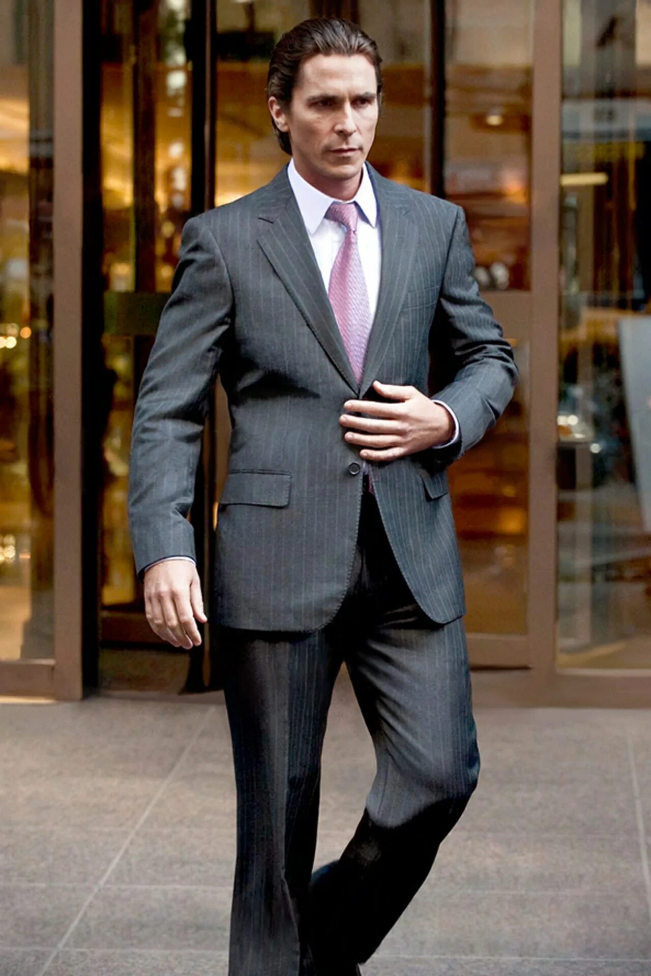 Взрослый состоятельный мужчина. Giorgio Armani Suits. Кристиан Бейл в костюме. Брюс Уэйн миллионер. Брюс Уэйн в костюме.