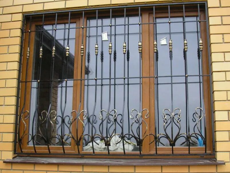 Решетки на окнах цена москва. Кованые решетки Нейбута 10а. Кованые решетки на окна. Решетка на окно металлическая. Решётки для окон железные.