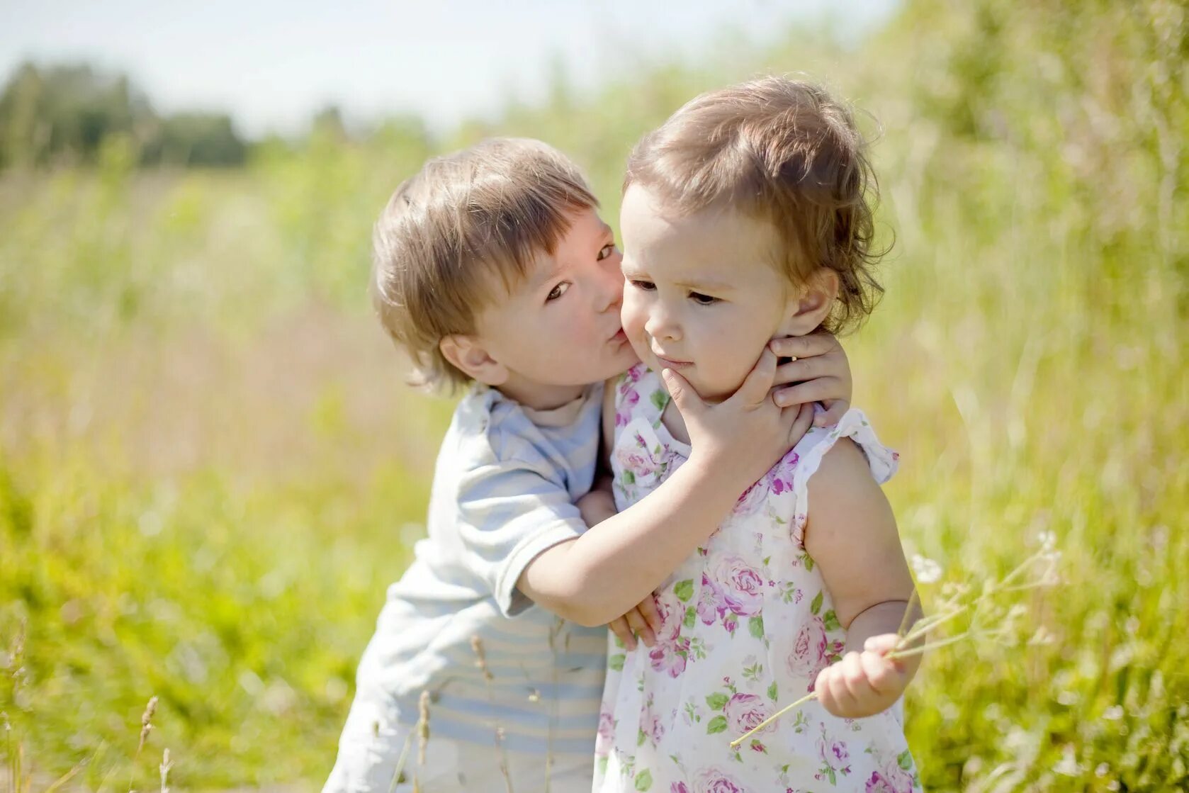 Дружеские обои. Дети обнимаются обои. Happy Kiss Day. Обои любовь.