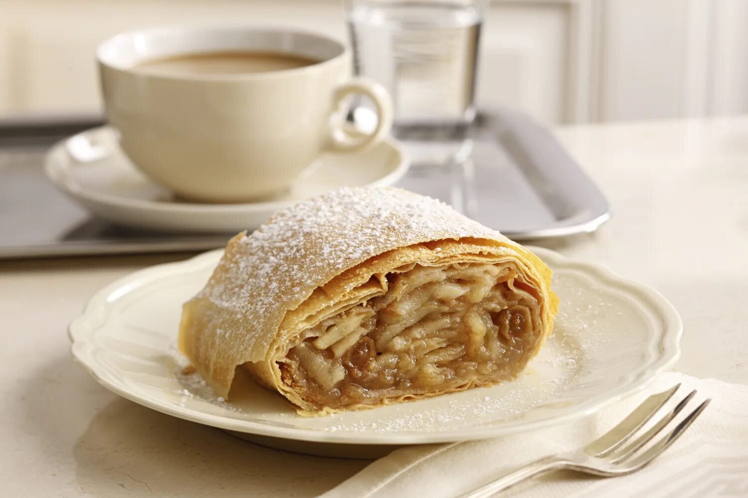 Яблочный штрудель (Apfelstrudel). Венский штрудель Австрия. Классический яблочный Венский штрудель. Венский апфельштрудель.