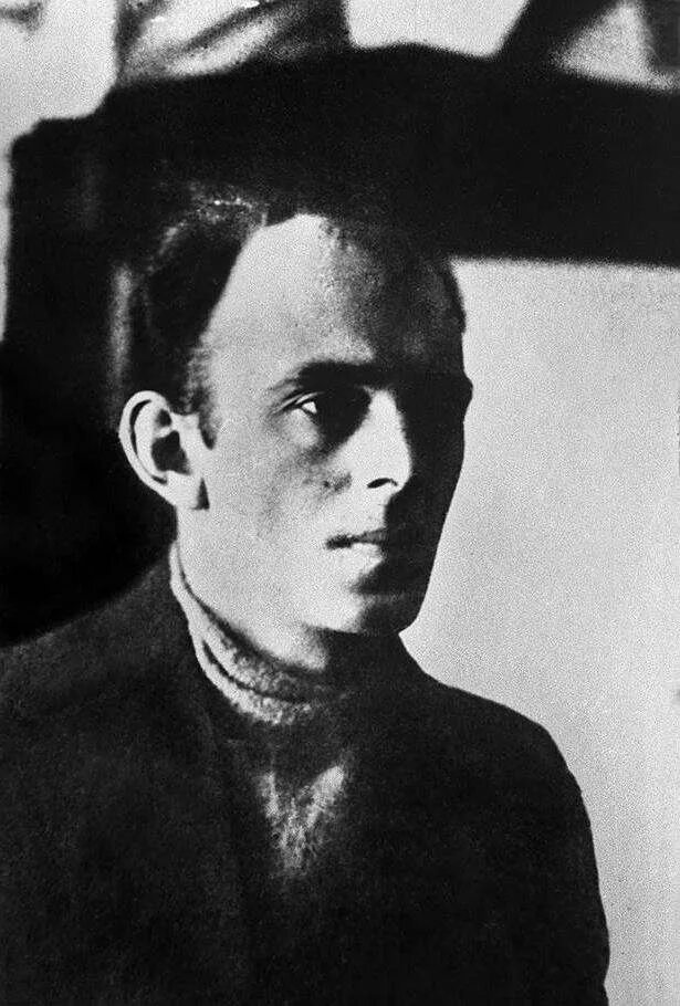 Осип мандельштам в молодости. О́сип эми́льевич мандельшта́м. Осип мандельштам поэт. Осип мандельштам портрет. Мандельштам осип эмильевич портрет.