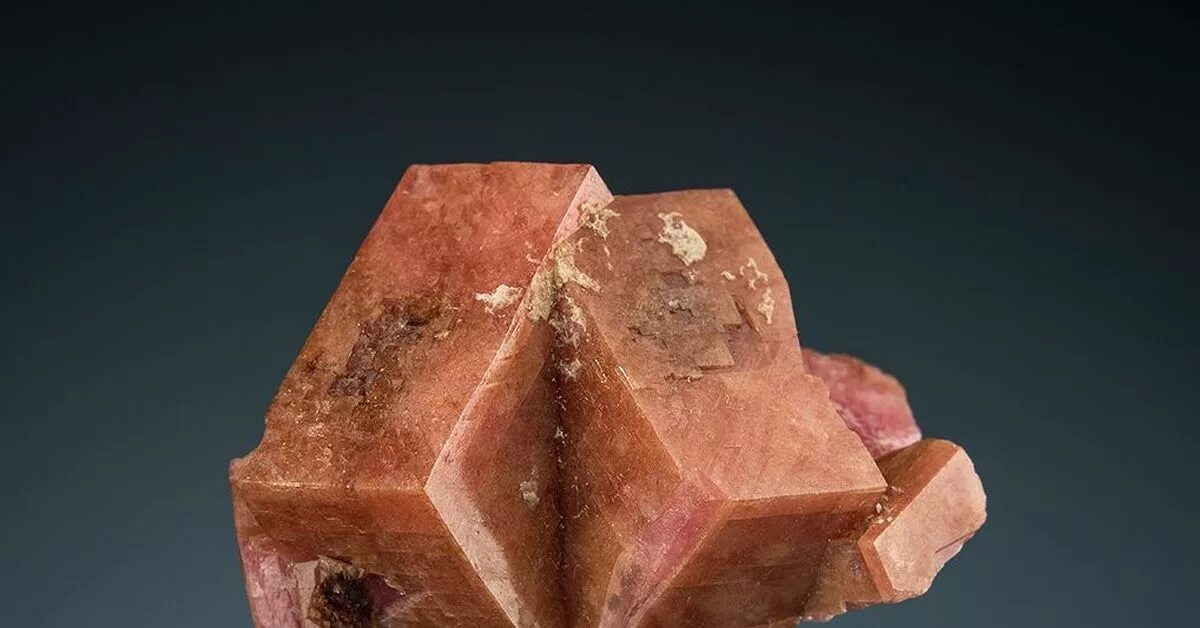 Висмут минерал. Пирит кубик. Пирит железный колчедан. Кристалл алмаза октаэдр. Кубический кварц.