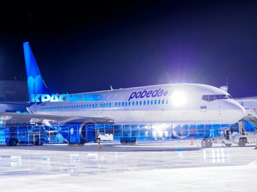 Самолет победа красноярск. Аэропорт емельяново самолеты. авиакомпания победа красноярск. аэропорт емельяново красноярск. аэропорт победа москва.