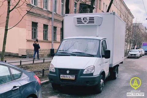 Водитель с личным грузовым автомобилем газель
