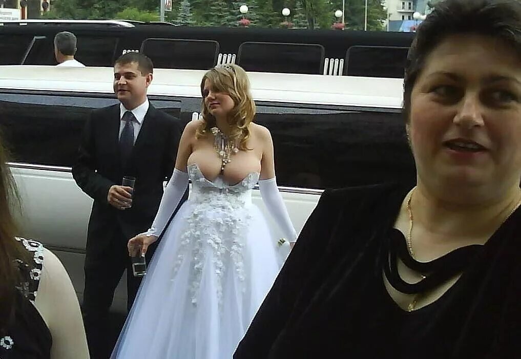 Женихи не нужны. Свадебное платье прикол. Второе платье невесты. Мемы про свадебное платье. Смешные Свадебные платья.
