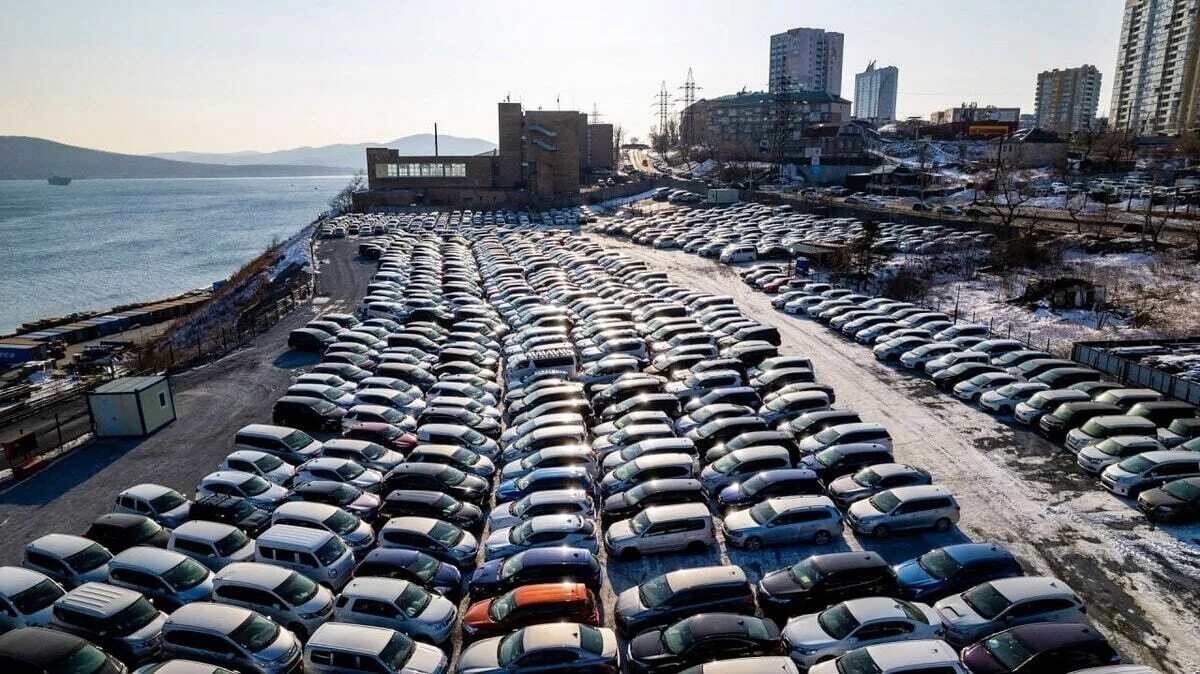 Сколько автомобилей во владивостоке. Владивостокский автомобильный терминал. Склад японских автомобилей. Порт Владивостока автомобили. Авто в порту Владивосток.
