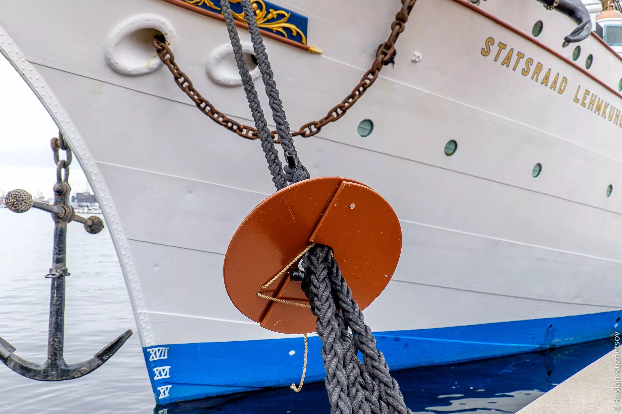 Судно на швартовых бочках. Бригантина юферсы. Плот спасательный надувной псн-20мк гидростат. Постановка судна на швартовые бочки. Буксир судно.