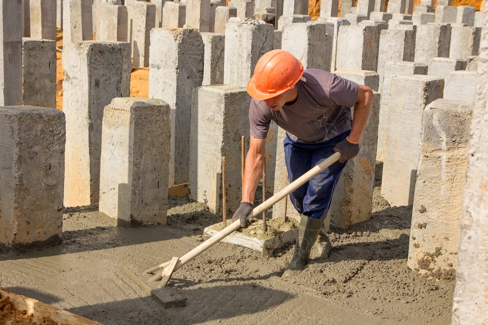 бетонирование на стройке. бетонщик монолитчик. бетонщики монолитчики. выполнение монтажа каркасно-обшивочных конструкций. бетонщик монолитчик.