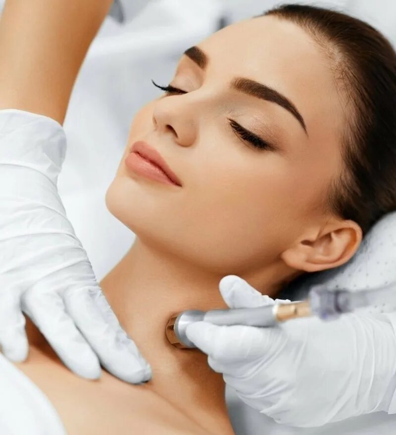 Алмазная микродермабразия HYDRAFACIAL. Девушка у косметолога. Аппаратные косметические процедуры. Фотосессия косметолога.