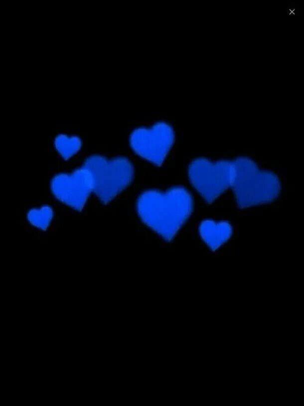 Синее сердечко. Синее сердце на черном фоне. Голубое сердце на черном фоне. Чёрно синяя сердечко.