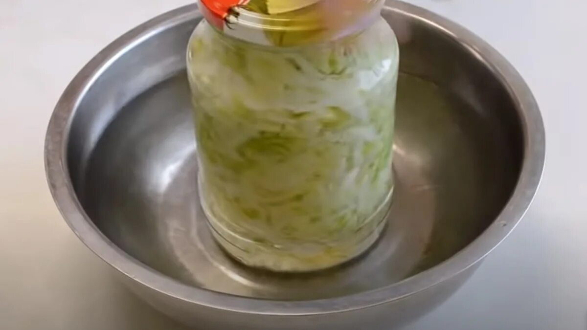 Капуста под железные крышки рецепт. Квашеная капуста в банке. Капуста под железные крышки на зиму в банках. Квасить капусту под железную крышку. Капуста под железные крышки рецепт.