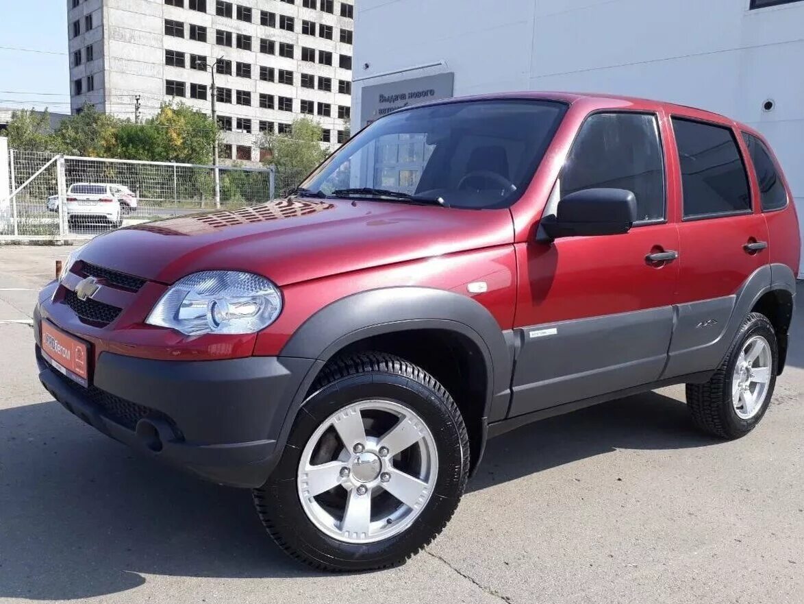 Легковые автомобили энгельс. Chevrolet Niva 2009. Красная Нива Шевроле 2009. Chevrolet Niva 2014. Нива Шевроле красная.