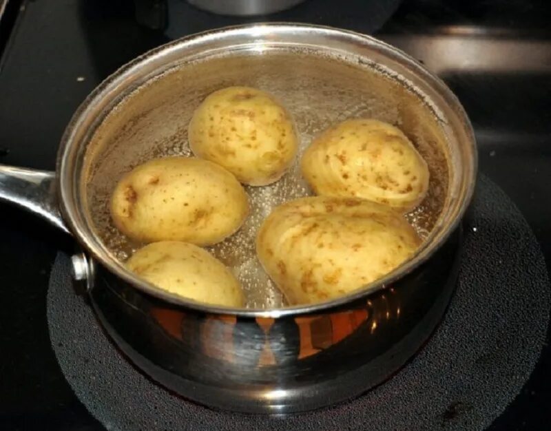 Отваривание картофеля. Картошка варится. Как сварить целую картошку. Картофель в кастрюле. Вареная картошка в кастрюле.