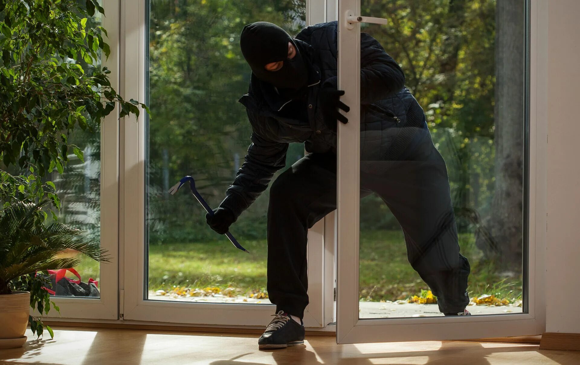 Незаметно проникнуть в помещение. Защита дома от воров. Незаметно проникнуть в помещение. Кража в квартире. Маньяк форточник.