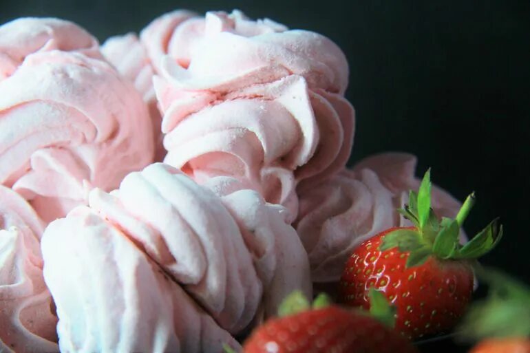 Зефир красивый домашний. Зефир из клубники. Зефир из клубники. Зефир клубничный сибирь. Зефир красивый.