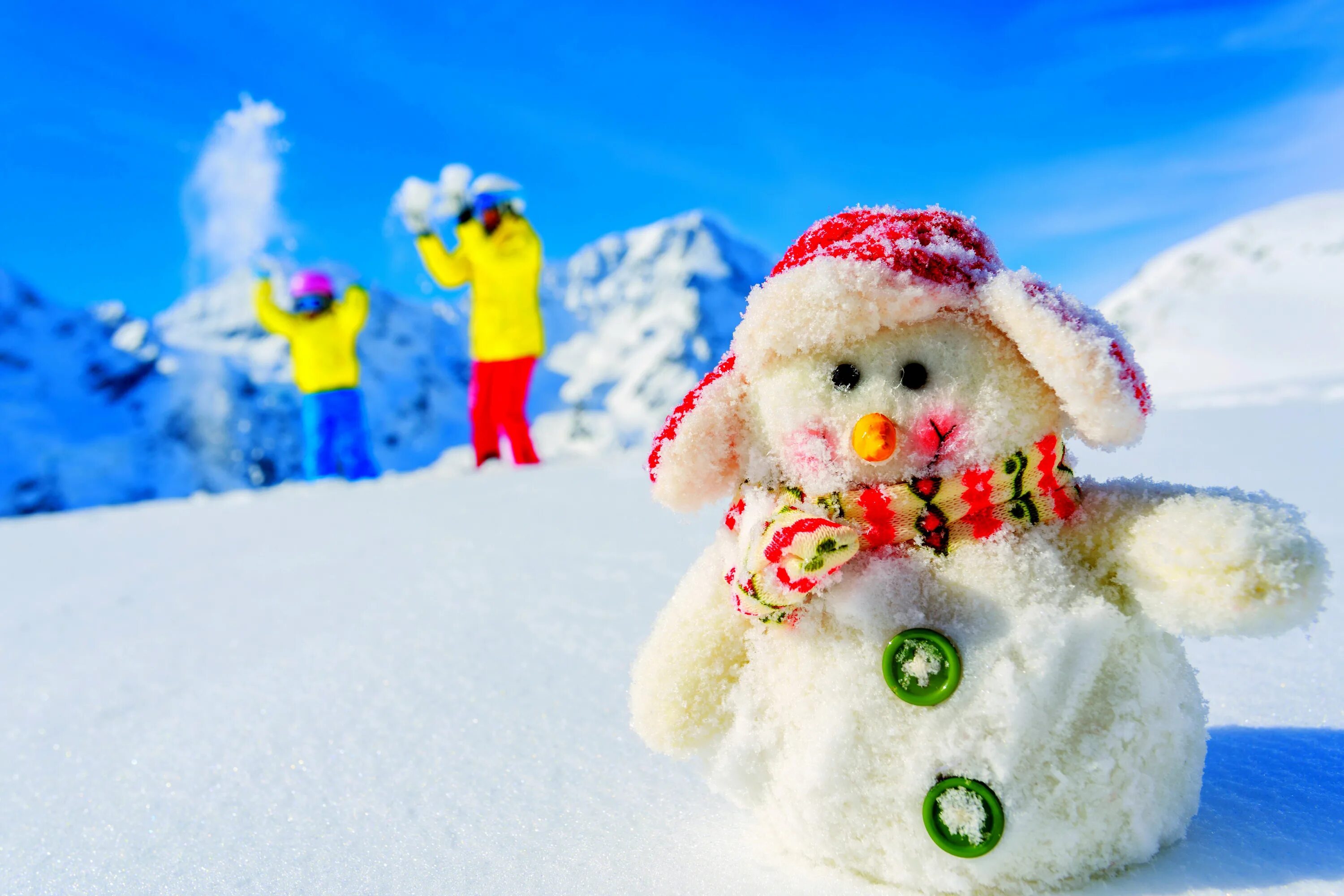 Зима картинки весело. Снеговик красивый. Зима. Снеговик на рабочий стол. Разноцветный снег.
