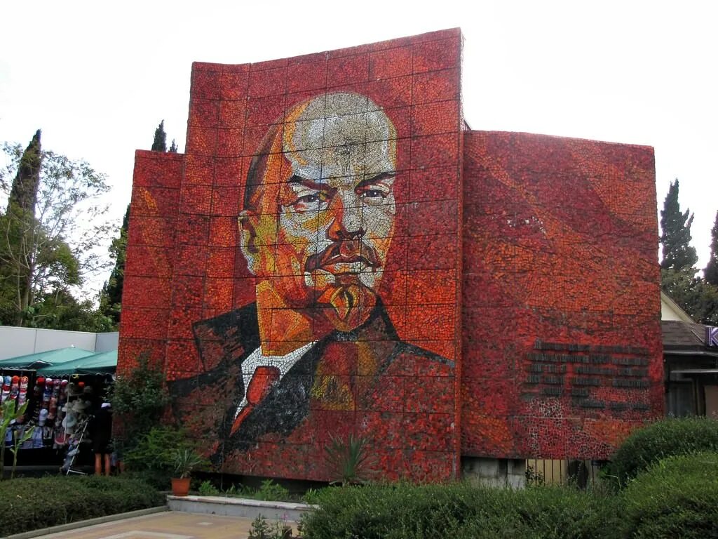 Сочи ленина. Сочи ленина. Памятник ленину в сочи. Мозаичный портрет ленина в сочи. Бульварная мозаичный портрет ленина.