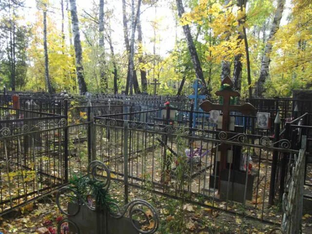 Люди идут с кладбища. Родительский день на кладбище. Посещать ли кладбище на 9 дней. Кладбище днем. Панихида на кладбище.