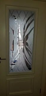 Дверь разбитым стеклом