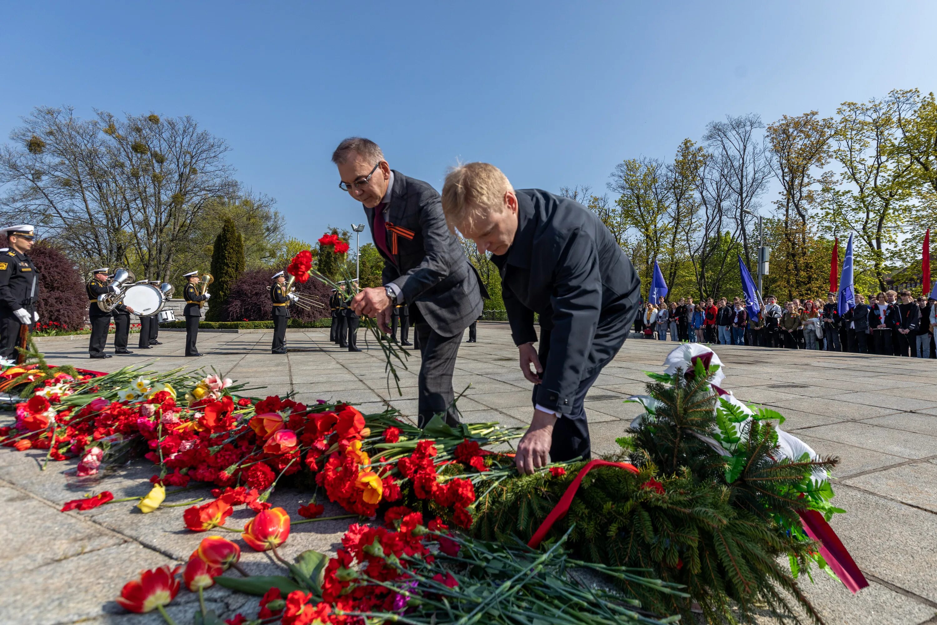 9 мая день победы возложение цветов. Обелиск всем сражавшимся за отечество кинешма. Возложение цветов к вечному огню. Возложение цветов в пензе. Возложили цветы к обелиску.